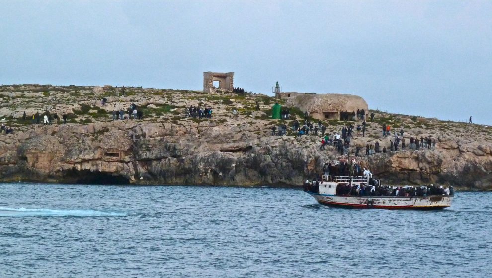 Migranti, barca con una dozzina a bordo trainata a Lampedusa