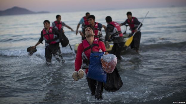 Migranti, a Catania sbarcano  in 365: anche otto cadaveri