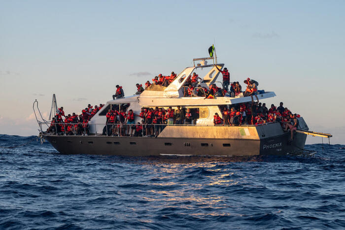 Migranti: tre bimbi evacuati dalla nave Humanity 1, a bordo ci sono 398 persone
