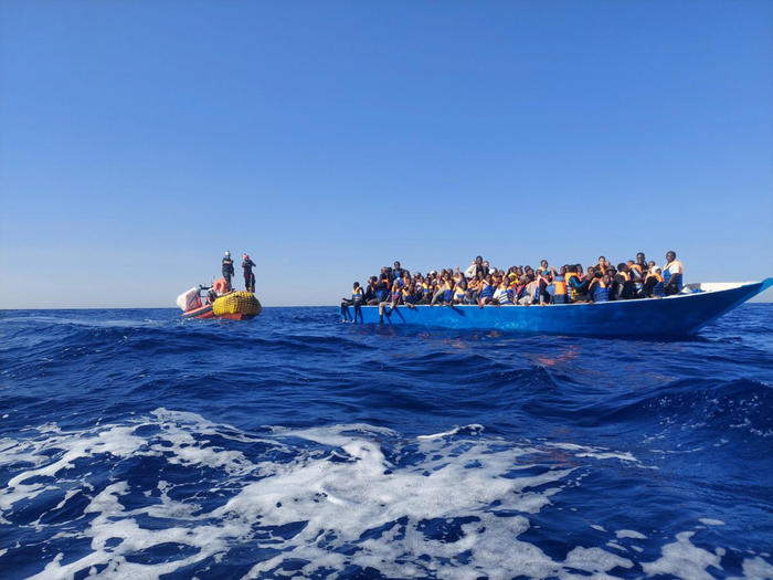 Migranti: soccorsi altri 3 barconi a Lampedusa, 5 sbarchi in poche ore