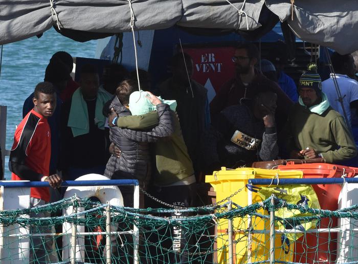 La Sea Watch a Catania, applausi ai migranti dall'equipaggio della nave