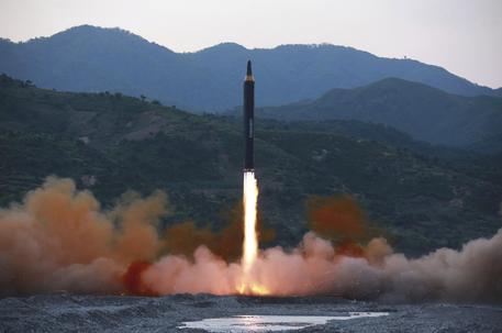 Corea del Nord, Kim Jong-un approva la produzione di massa del missile KN-15 