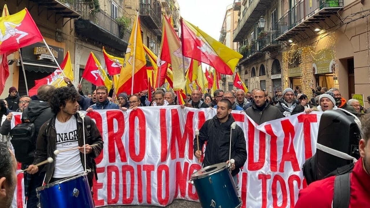 Palermo, torna in piazza il popolo del reddito di cittadinanza: lavoro immediato o non si tocca