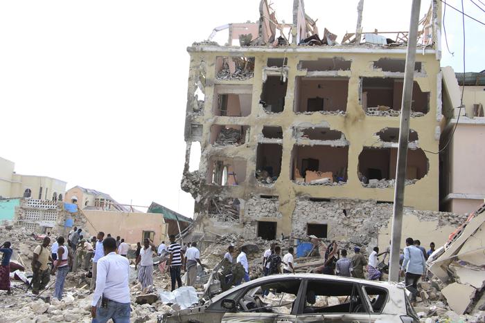 Autobomba in hotel di Mogadiscio: 14 morti