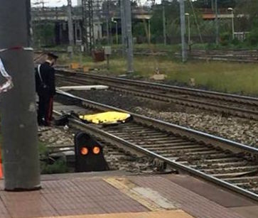 Travolti da un treno: due morti nel Milanese