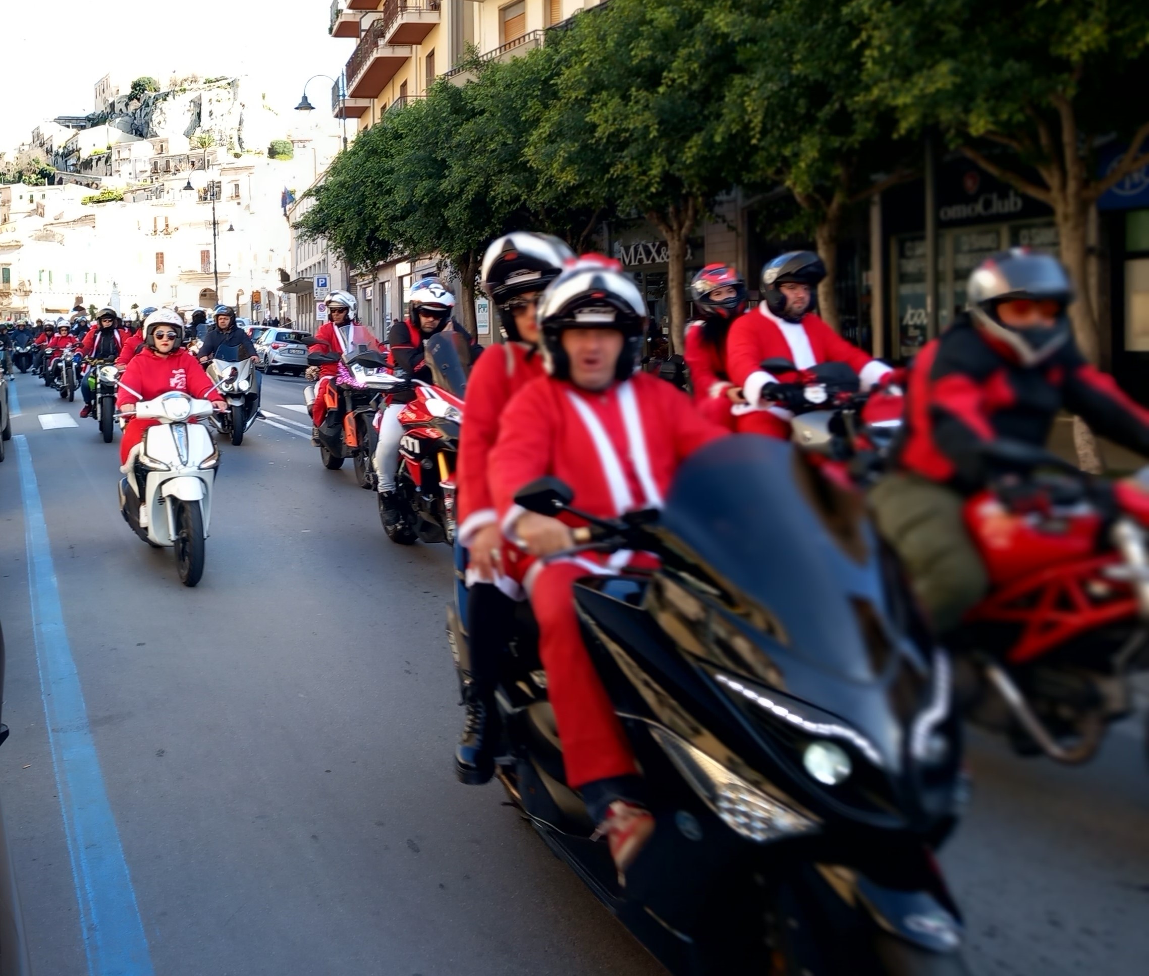 Modica, Babbi Natale in moto: domenica "rombante" lungo le strade iblee