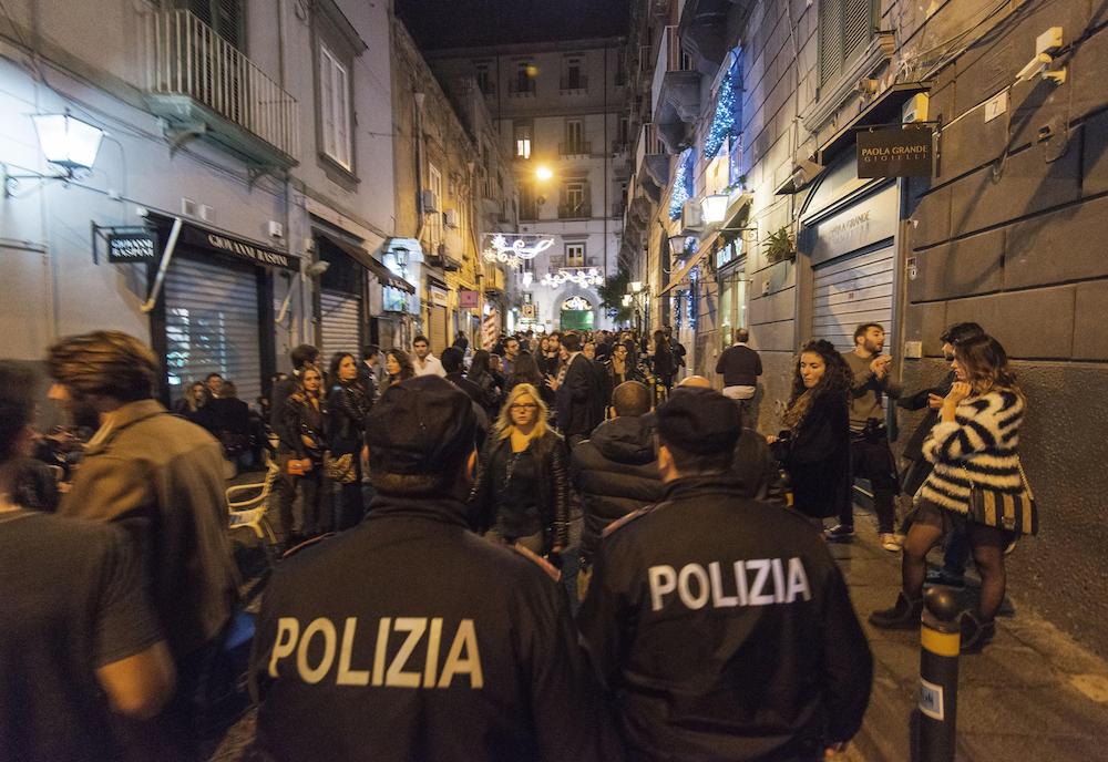 Movida violenta a Napoli, accoltellati due giovani
