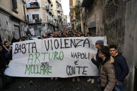 Napoli, 17enne accoltellato: fermato un presunto aggressore 