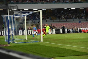 Il Napoli batte il Bologna  ( 3 - 1) ed è capolista, la Lazio cala il tris al Pescara