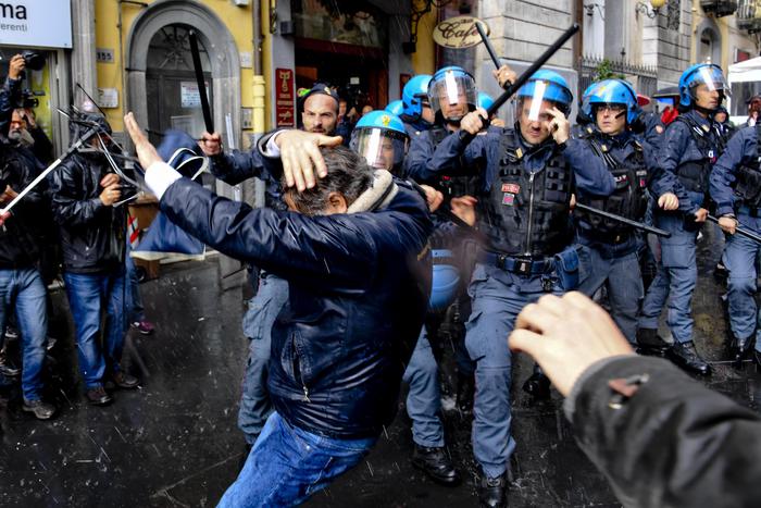 Scontri a Napoli tra disoccupati e polizia in attesa di Zingaretti