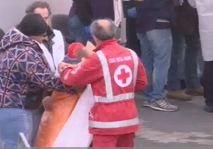Migranti, al porto di Catania 86 superstiti: i morti sarebbero 64 nel naufragio dell'Epifania