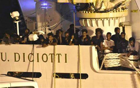 Migranti,  soccorso in mare della Guardia Costiera con Nave Diciotti