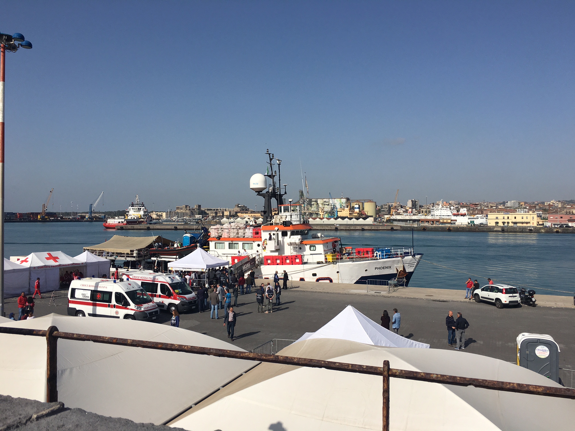 Migranti: 394 a Catania, c'è anche il ragazzo ucciso