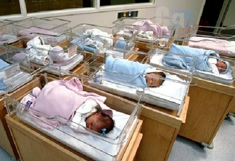 In Italia nascono sempre meno bimbi, soprattutto da coppie italiane