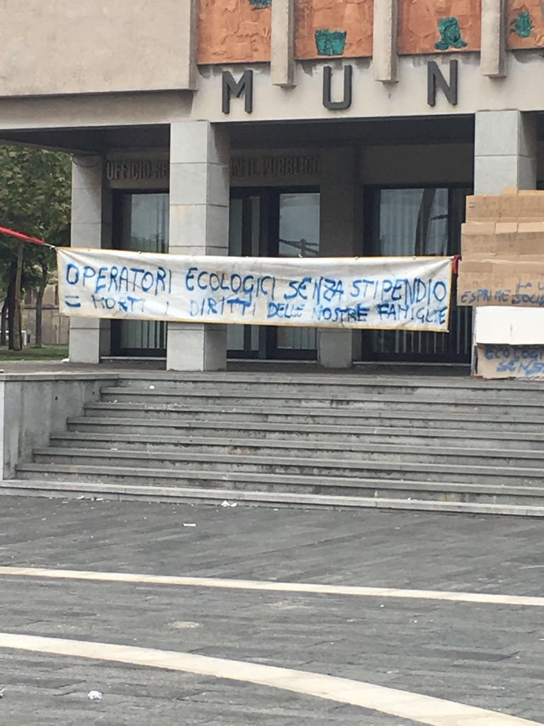 Netturbini senza stipendio, protesta al Comune di Catania 