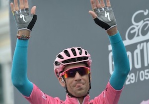 Nibali festeggiato al Quirinale, maglia rosa a Mattarella