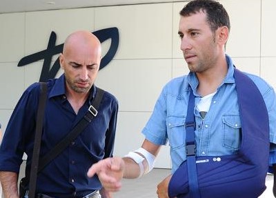 Vincenzo Nibali dopo l'intervento alla clavicola ha lasciato l'ospedale di Brescia