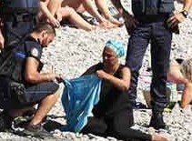Poliziotti francesi obbligano donna musulmana a togliersi la tunica