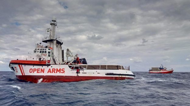 Open Arms con 147 migranti a Lampedusa: per ora non sbarca nessuno