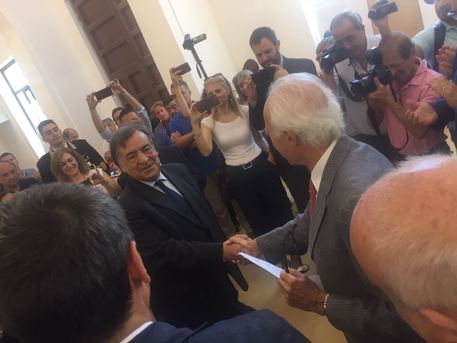 Palermo, Leoluca Orlando proclamato sindaco: selfie con i dipendenti