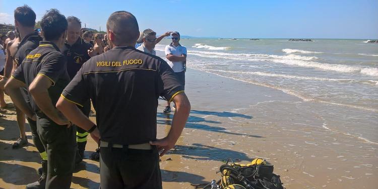 Dispersi in mare a Ortona, trovati morti i due fratellini di 11 e 14 anni tra i frangiflutti