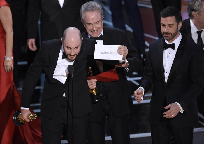 Oscar 2017, serata con gaffe: vince Moonlight e non La La Land 