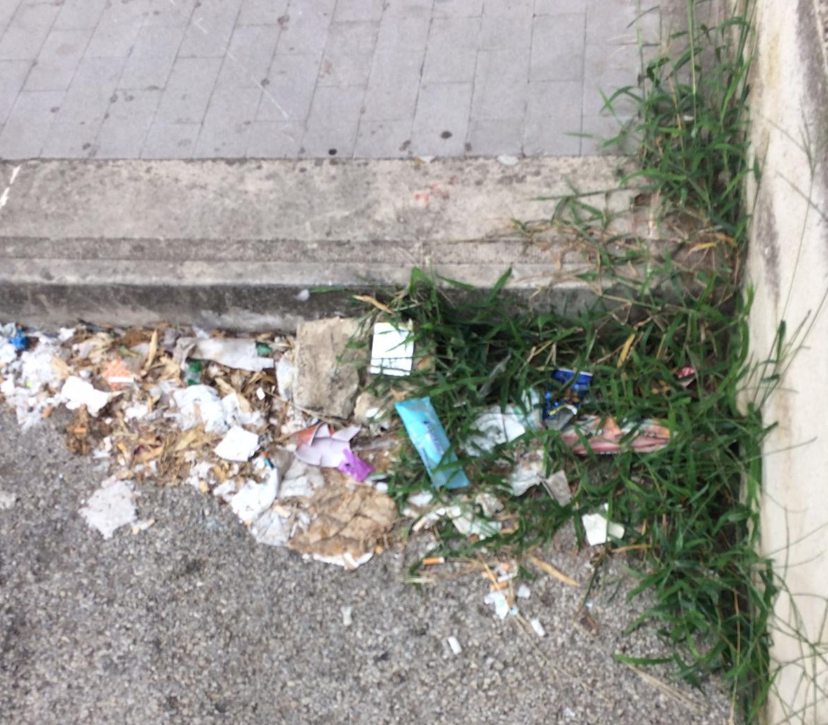 Modica, parcheggio accanto all'ospedale: l'Asp "dimentica" di pulire