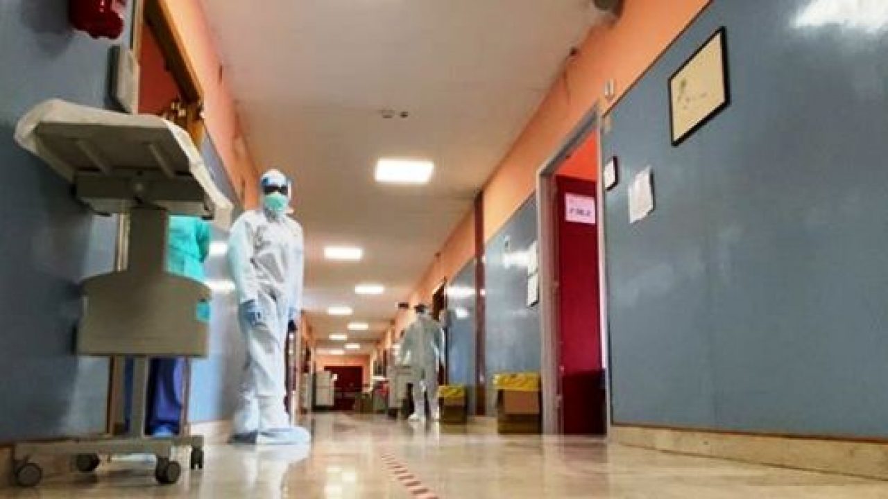 Morto a Palermo medico 'no vax', si curava il covid con integratori