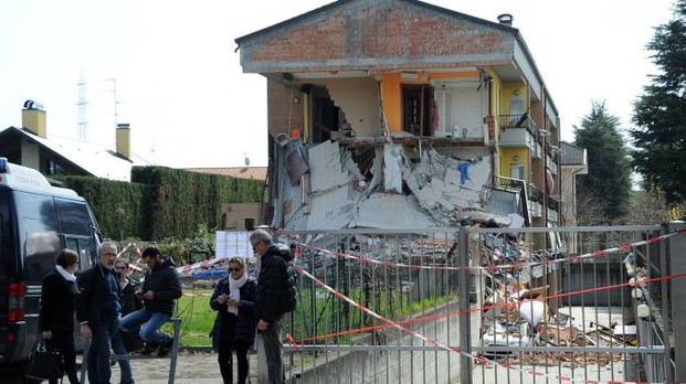 Crollo palazzina nel Milanese, cane estratto vivo dopo una settimana