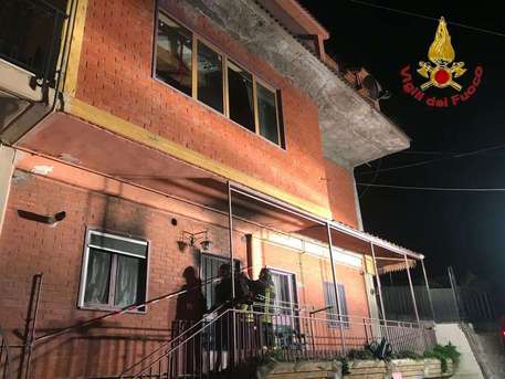 Palazzo a fuoco a Benevento, i pompieri salvano madre e figli