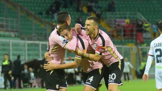 Il Palermo supera il Cosenza (2-1) nelle battute finali ed è capolista