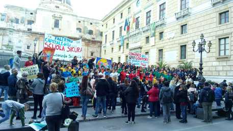 Crolli a scuola a Palermo, la "Sciascia" fa lezione davanti al municipio