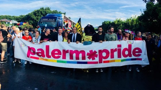 Pride al via a Palermo, in testa al corteo il sindaco Leoluca Orlando