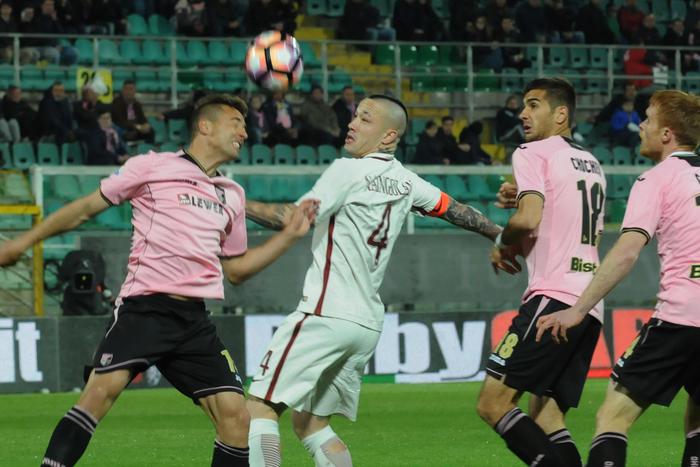 Calcio, tutto facile per la Roma: il Palermo perde 3 - 0