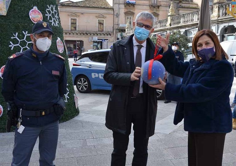 Ragusa, la Questura regala al sindaco Cassì una palla natalizia con il logo della Polizia