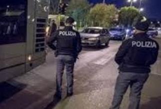 Roma, palpeggia ragazza sul bus: arrestato
