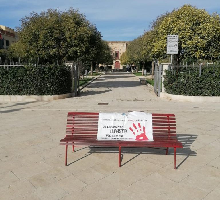 Acate, Giornata contro la violenza sulle donne: panchina rossa in piazza Libertà