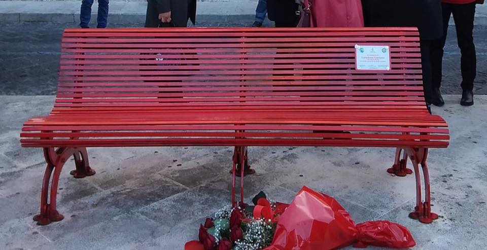 Avola, una panchina rossa per ricordare Loredana Lopiano