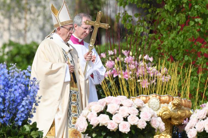 La messa di Pasqua di Papa Francesco: scandaloso divario tra ricchi e poveri