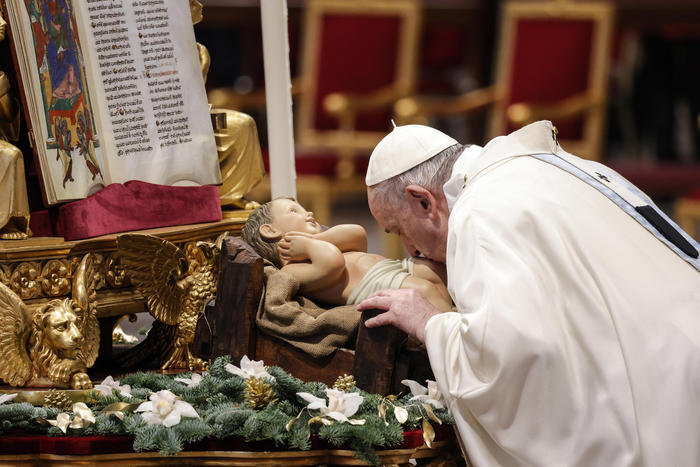 Il Papa nell'omelia: basta violenza sulle donne