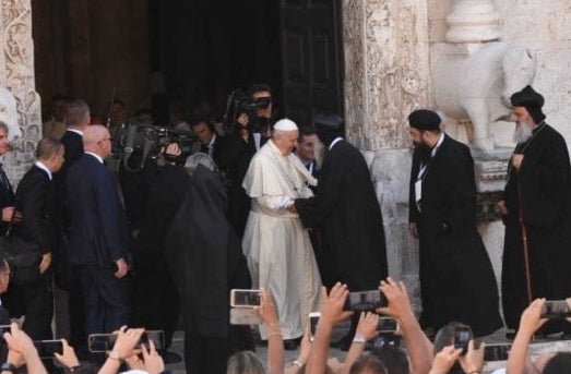 Bagno di folla per il Papa a Bari, l'abbraccio con Bartolomeo e altri 22 Patriarchi