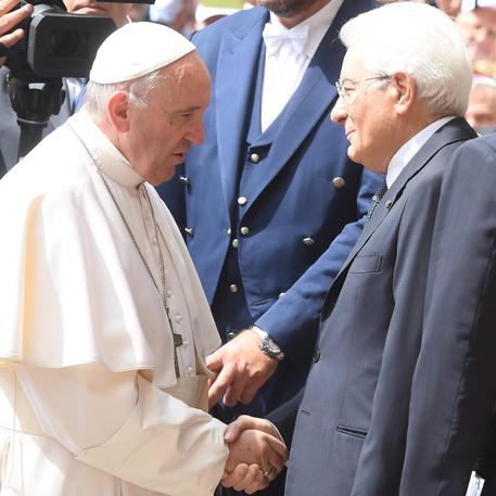 Il Papa al Quirinale, stretta di mano con il presidente Mattarella