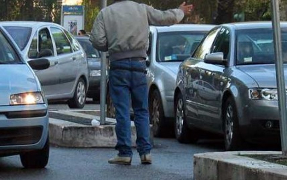 Catania, 16 parcheggiatori abusivi in corso Sicilia: scattano sanzioni