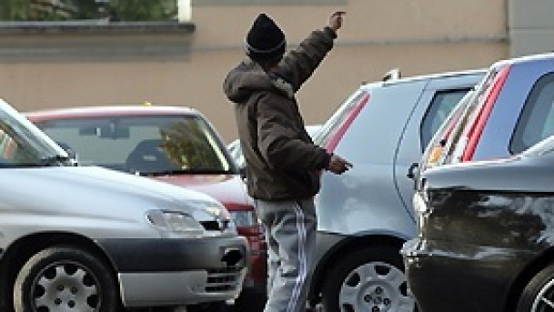 Catania, parcheggiatore abusivo sferra calci e pugni contro l'auto di una ragazza che non voleva pagarlo