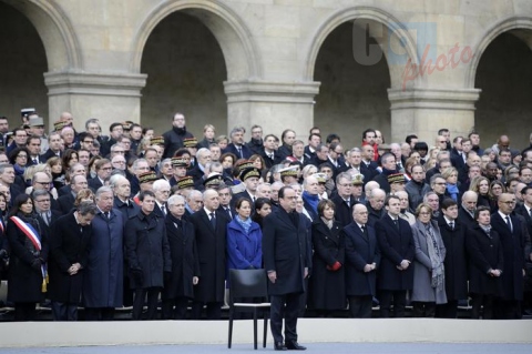 Parigi ricorda le sue vittime nome per nome, tricolore dalle finestre