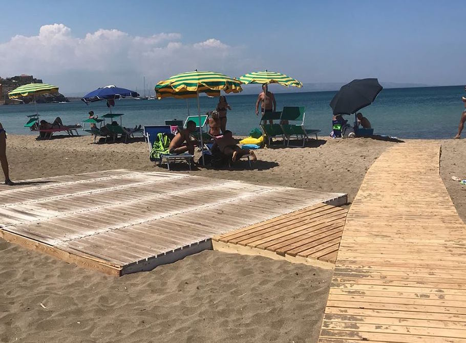 A Portopalo installata in spiaggia la passerella per i disabili