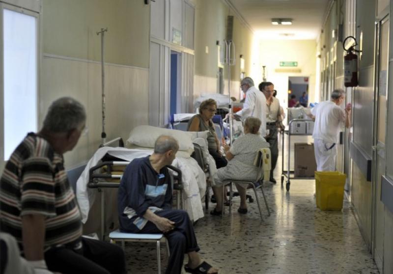 Pazienti nei corridoi a Palermo, chiusa sala operatoria a Ragusa