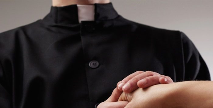 Pedofilia, prete in auto con una bimba: arrestato nel Fiorentino