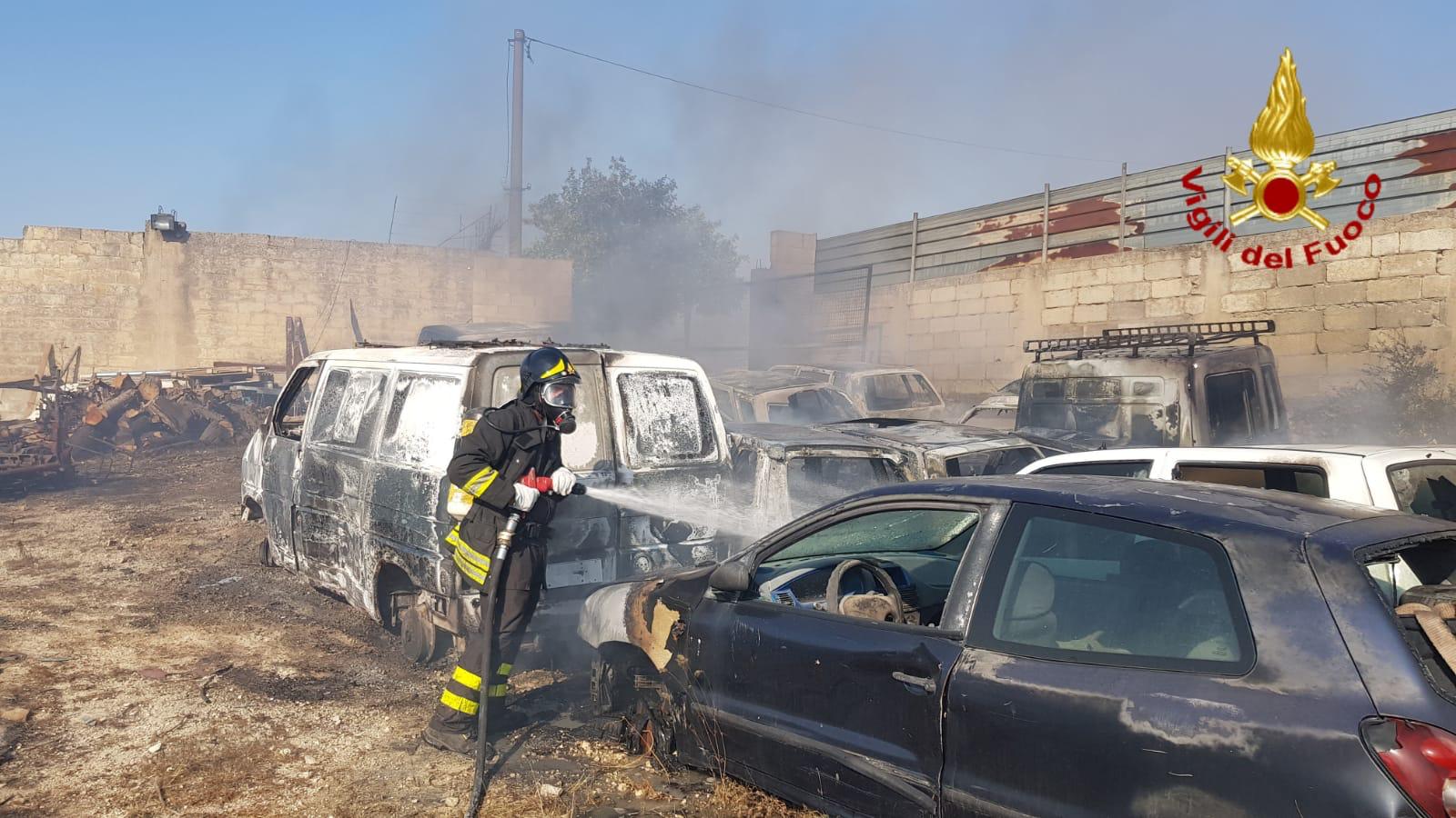 Inferno di fuoco a Rosolini, bruciano auto sotto sequestro (LE FOTO)