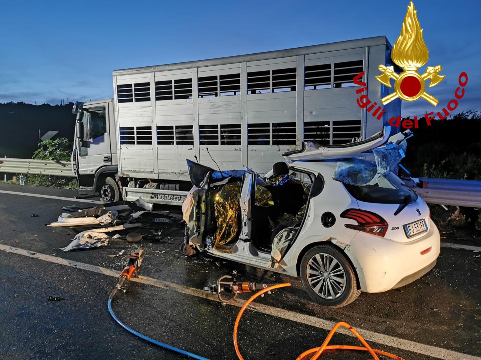 Schianto fra un camion e un'auto sulla Statale 194: tre morti a Francofonte